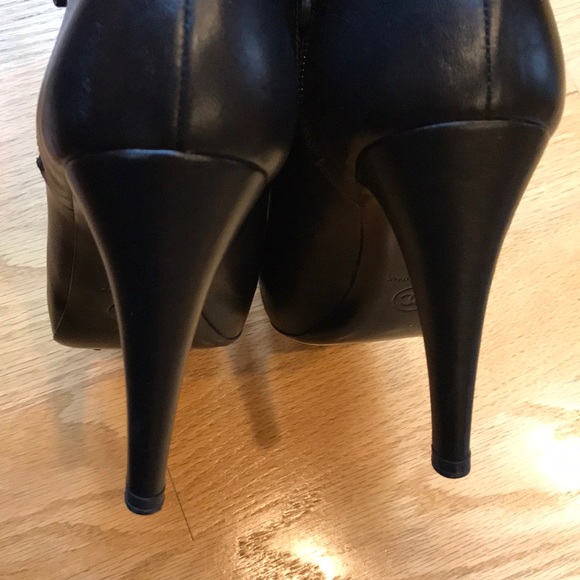 Chanel black leather booties US size 7 (size 38) - Picture 4 of 7
